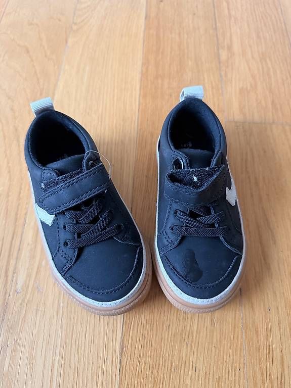 Scarpe per ragazzi: Kinderschuhe neu Grösse 24 – Usato da Regensdorf venduto da Cla_yd2g