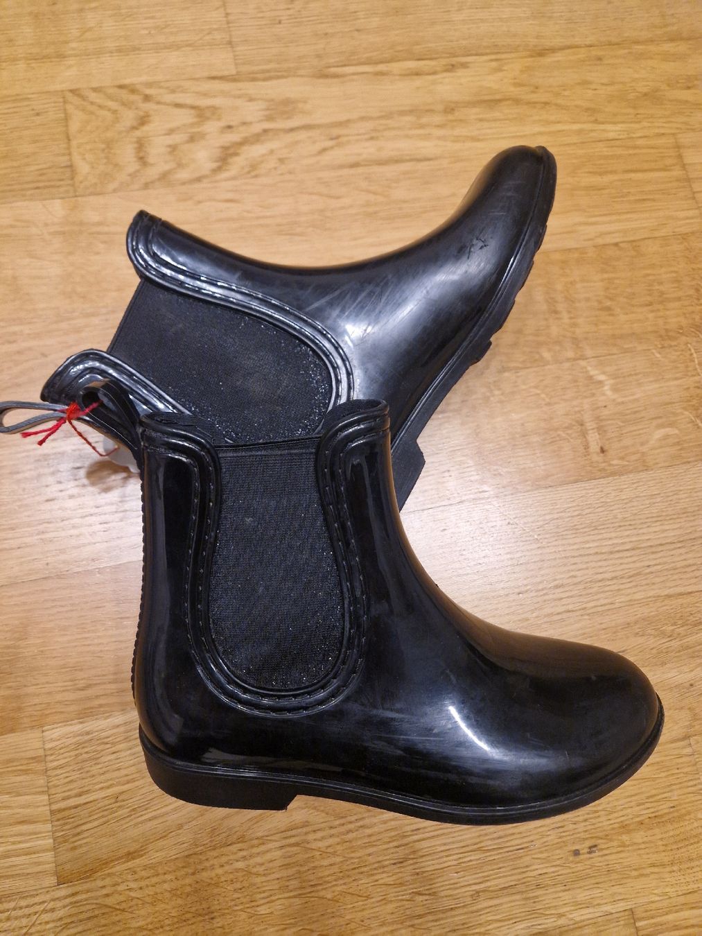 Scarpe per ragazze: Bottines botte imperméables noires pailletées taille 34 – Usato da Penthaz venduto da Sosotroc