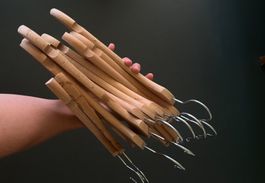 Holzkleiderbügel naturfarben
