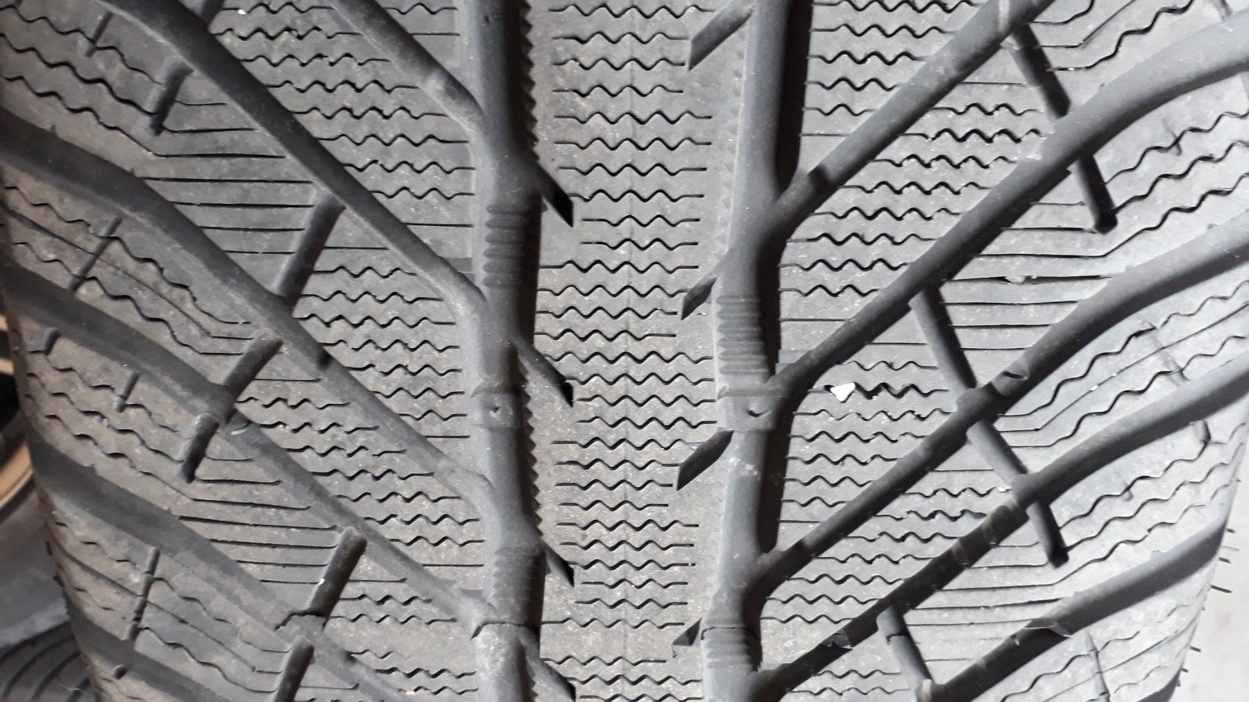 Audi Pneumatici & Ruote complete: Winterräder Audi Q7 265/50 19 – Usato da Schmerikon venduto da 1qw2 8