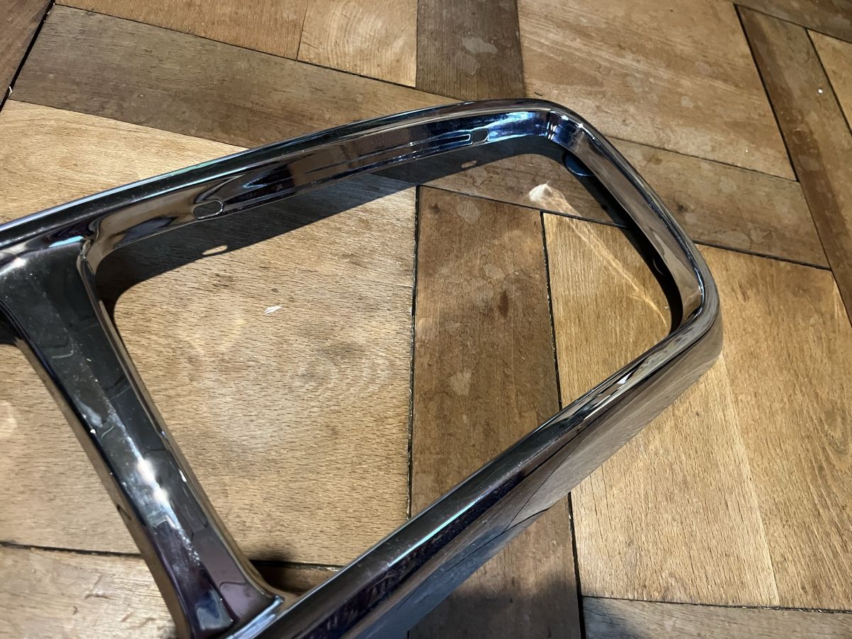 Jaguar Tutti pezzi di ricambio auto: Oldtimer Kühlergrill Frontgrill Jaguar XJ40 – Usato da Wiesenberg venduto da swissantik 1