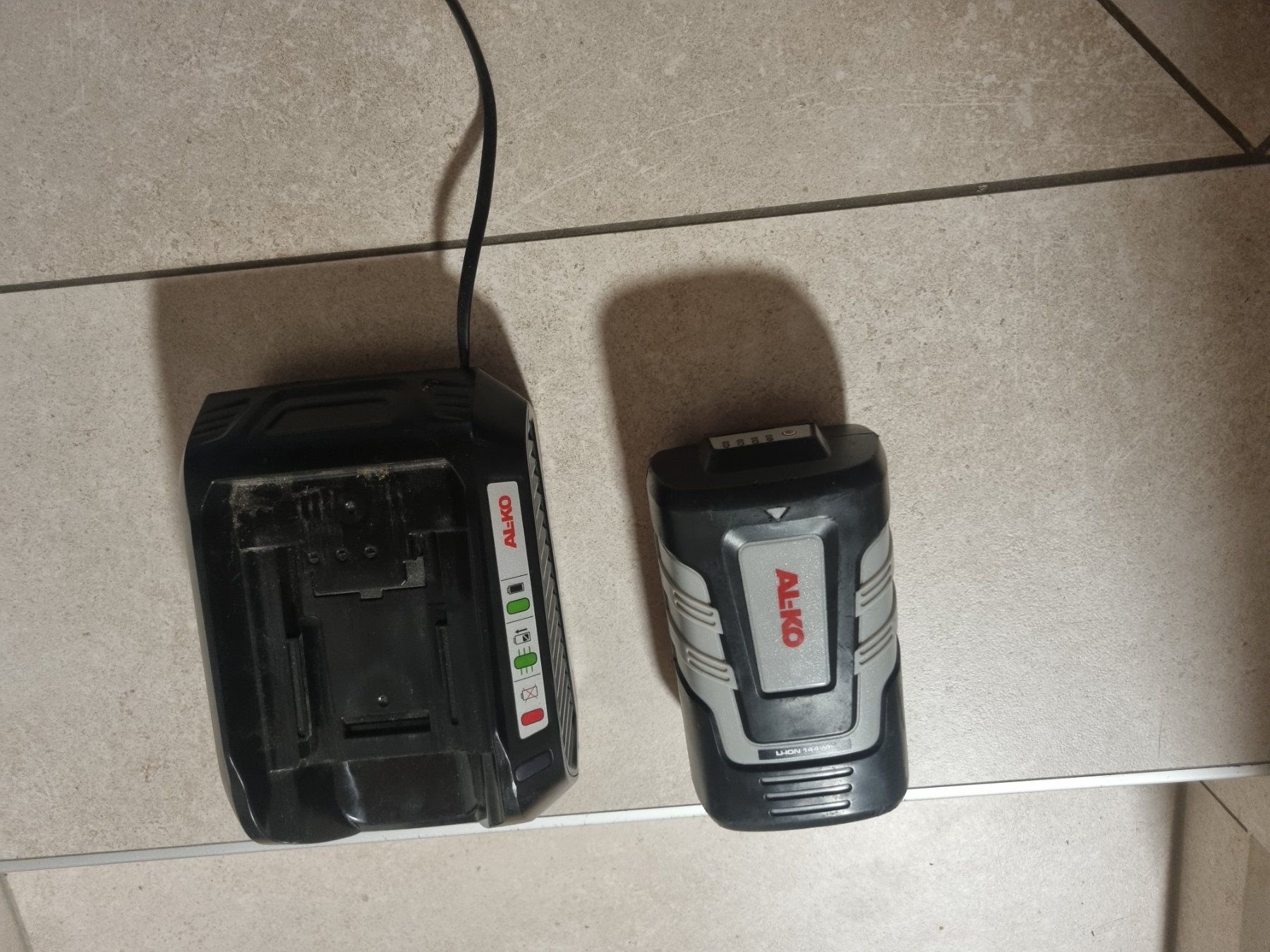 Caricatori & Batterie: Caricabatterie e batteria AL-KO 40V usati – Usato da Arogno venduto da alan_service