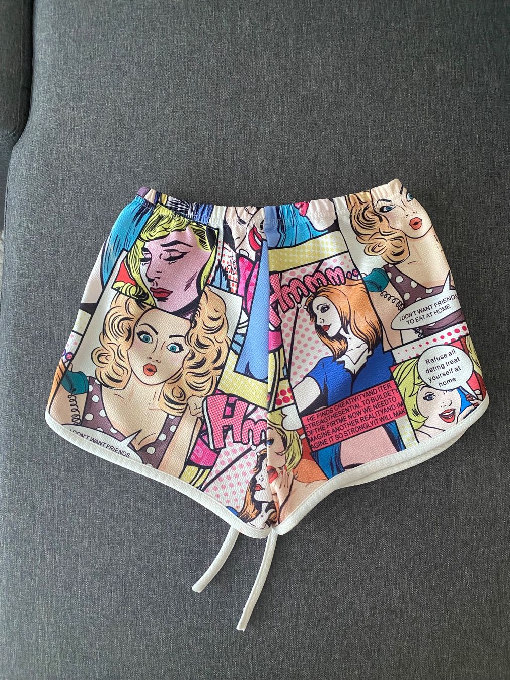 Pantaloni: Sommer Shorts mit Comic Muster 💭 – Usato da Kloten venduto da swarovski16 1