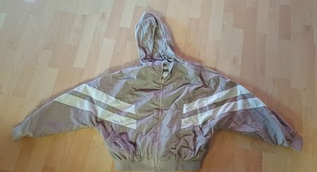 Sportliche Jacke Grösse M. Schnitt endet in Taille.