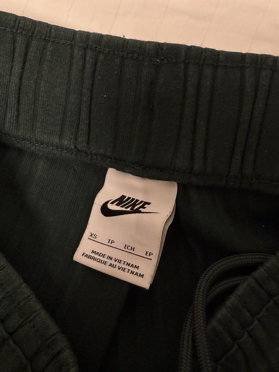 Nike Pantaloni: Nike Stoffhose grün XS – Usato da Sempach venduto da adnil12 1