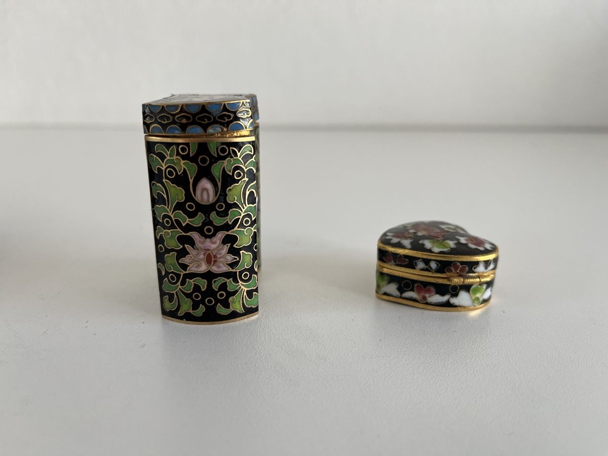 Tutte le decorazioni: 3 Stk. Cloisonné / Telller, Deckeldose / Herzdöschen – Usato da Wetzikon ZH venduto da seli03 6