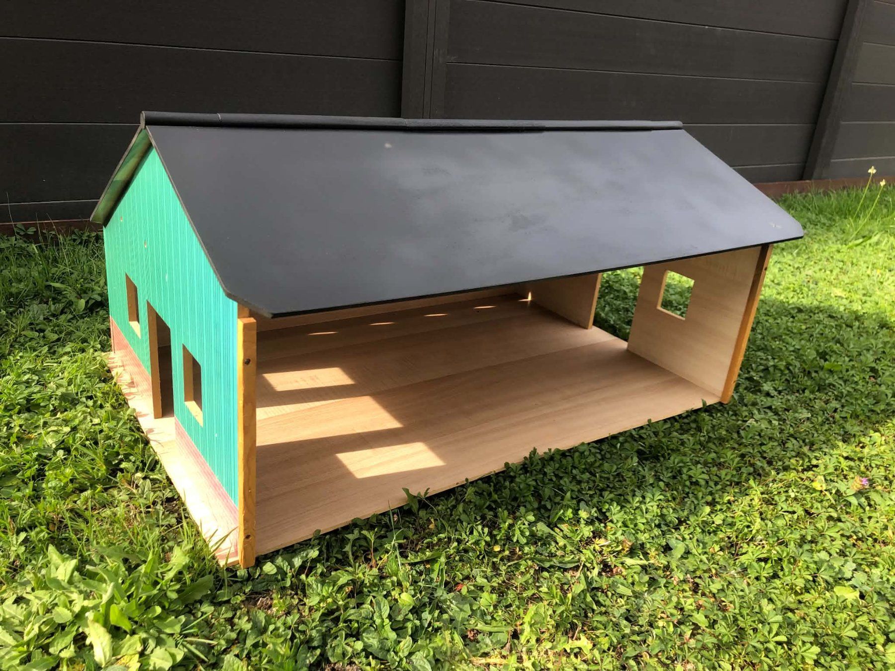 Giocattoli: Hangar à machines model reduit en bois. – Usato da Nyon venduto da BrocBox