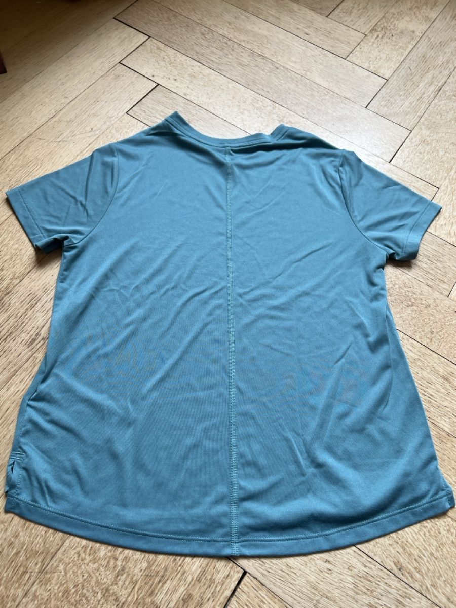 Nike Blouses, T-shirts & Tops: Nike T-shirt dri-fit 146 – D'occasion à Beinwil am See par brigittehug 2