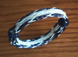 Bracelet en crin de cheval artisanal tressé ajustable.