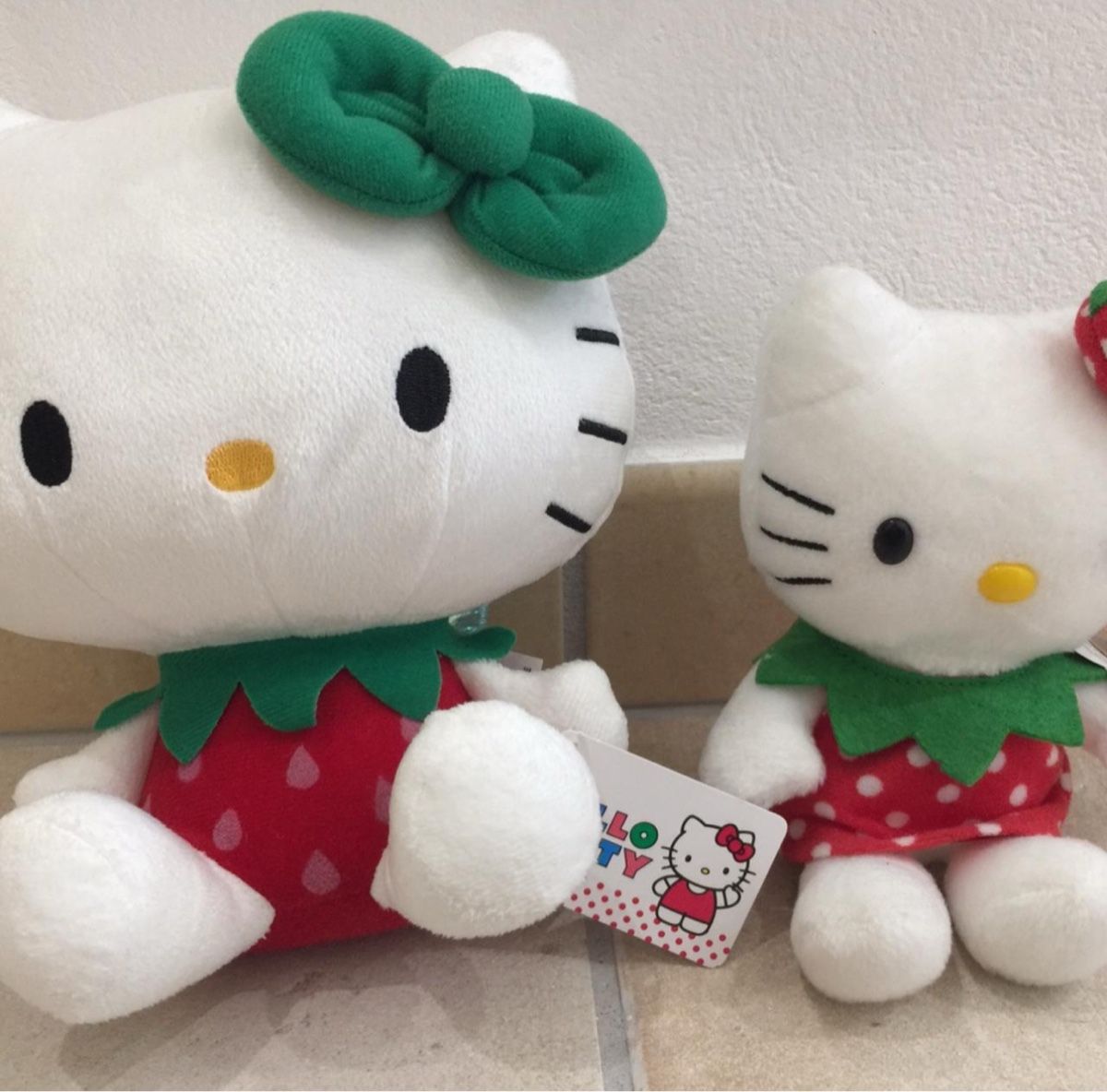 Hello Kitty Giocattoli: Peluche Hello Kitty: 2 pezzi, nuovi! – Nuovo (secondo la descrizione) da Losone venduto da Tilly-nb7t 1