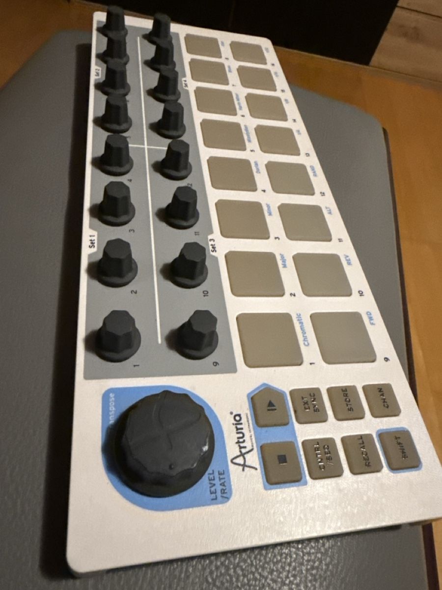 Arturia Strumenti musicali: Arturia Beatstep – Kompakter Pad-Controller & Step-Sequenzer – Nuovo (secondo la descrizione) da Seuzach venduto da eclektic