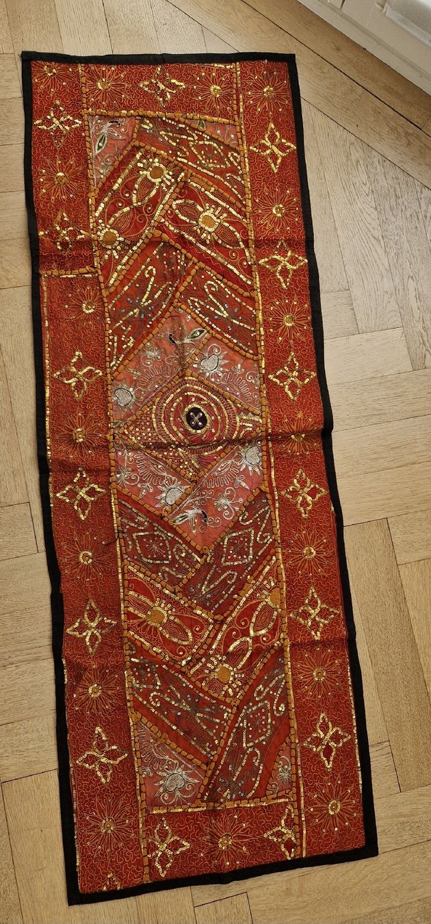 Stoffe: Tischläufer / Indischer Patchwork Handbestickt – Gebraucht aus Küsnacht ZH von 2011_