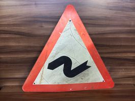 Gebrauchtes Verkehrschild Achtung Kurven
