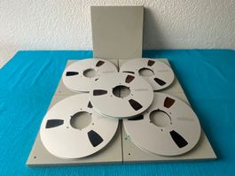 5 ReVox NAB Metal Spulen mit Band und Archivcassetten