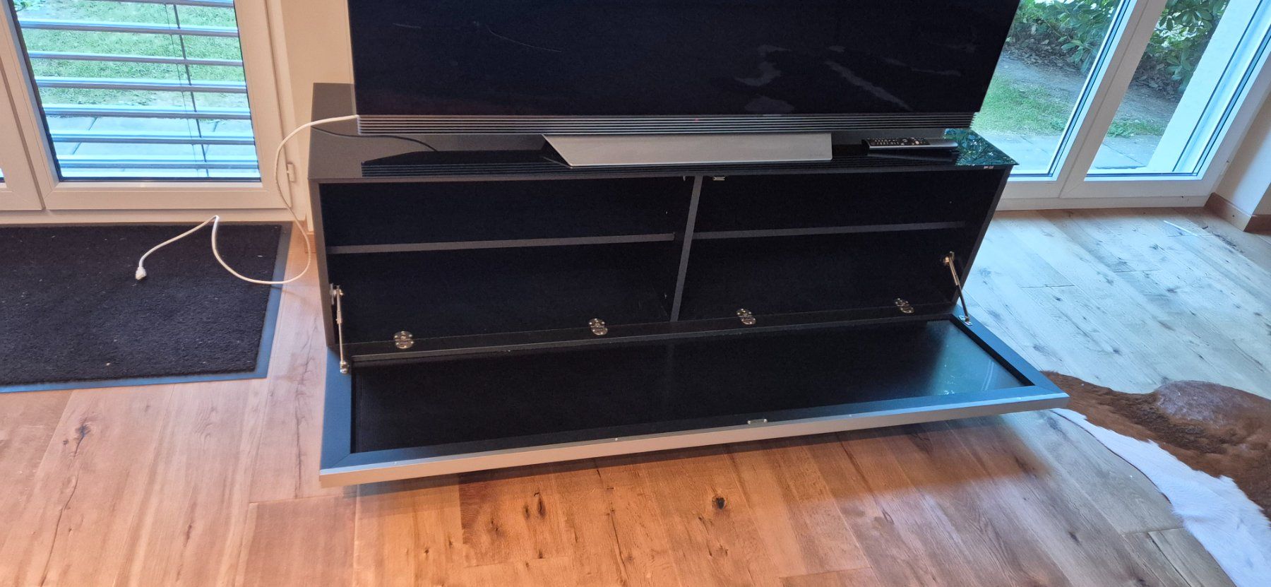 Mobili TV: TV-Möbel Hochglanz - schwarz - mit Glasabdeckung – Usato da Flurlingen venduto da gab_6z8x 1