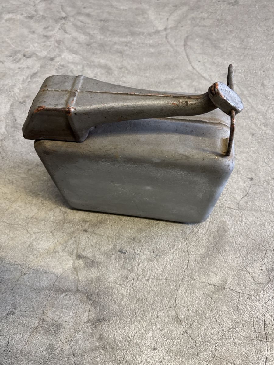 Taniche per benzina: Vintage Benzinkanister – Usato da Horriwil venduto da Carrera68