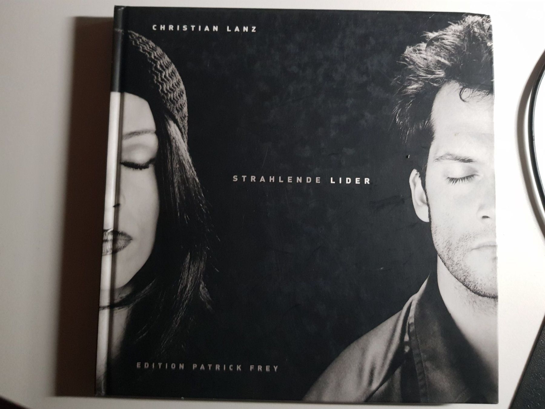 Livres: Buch: Strahlende Lider -Edition Patrick Frey Christian Lanz – D'occasion à Walterswil BE par Lonitti