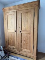 Holzschrank