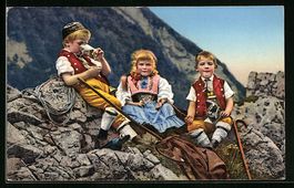 Mädchen und zwei Jungen in Schweizertra
