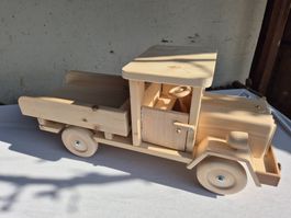 Holzspielzeug: Lastwagen für kleine Baumeister
