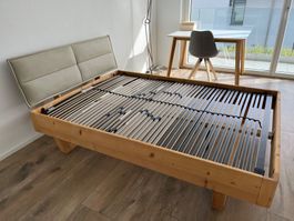Bettgestell aus Buche mit Kopfteil und Lattenrost
