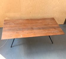 Couchtisch Nussbaum massiv mit Gussfüssen