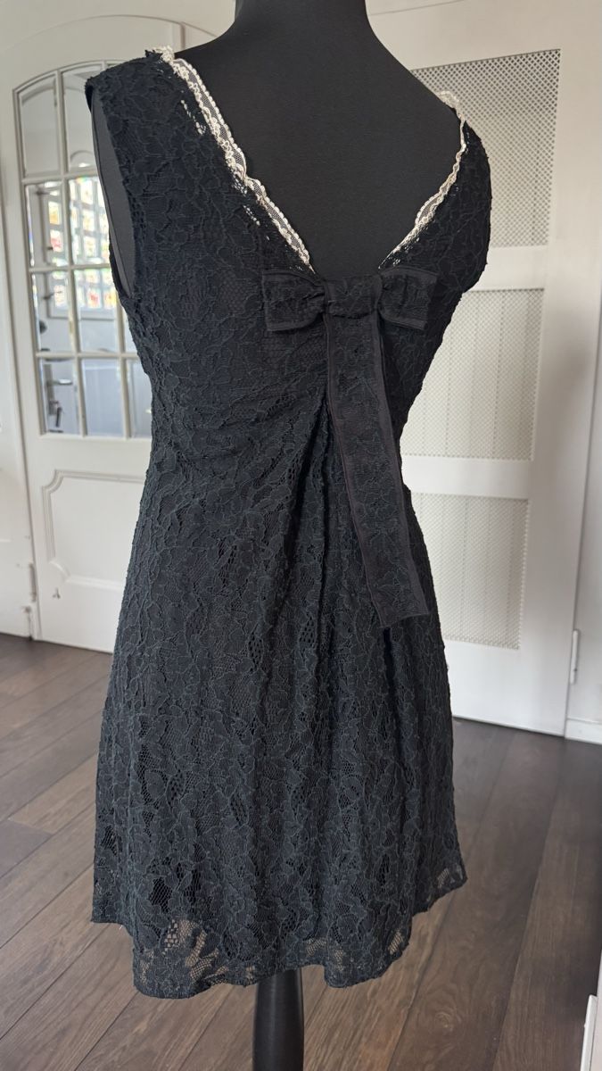 Costumi: Spitzenkleid mit Jäckchen Grösse 36/38 – Usato da Zollikon venduto da rundbsurf 3