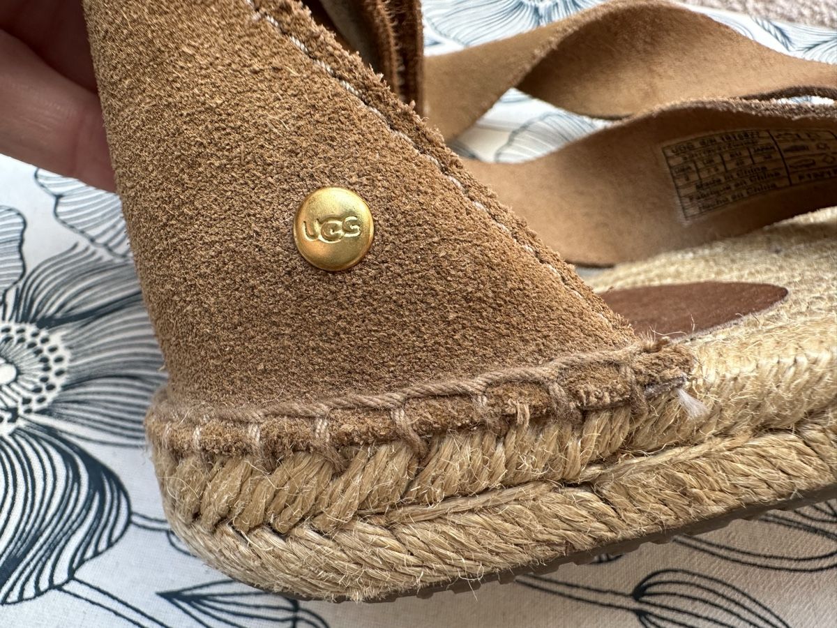 Ugg Scarpe da donna: Sandales UGG en cuir – Usato da Savagnier venduto da Pivovar2 3