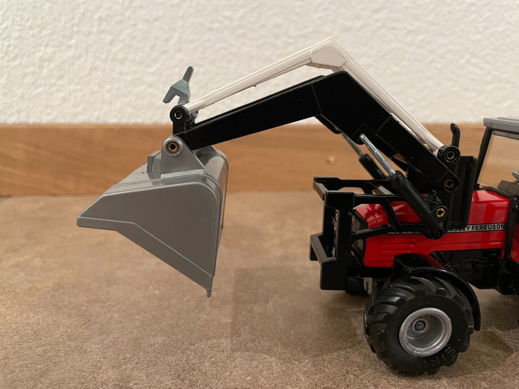 Massey Ferguson Trattori: SIKU Massey Ferguson 4270 mit Frontlader – Nuovo e nell'imballaggio originale da Kreuzlingen venduto da Stefan1150 4