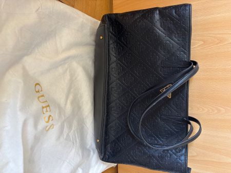 Sac à main Guess noir matelassé, parfait pour l'été!
