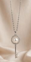Collana chiave con perle e strass colore argento nuovo