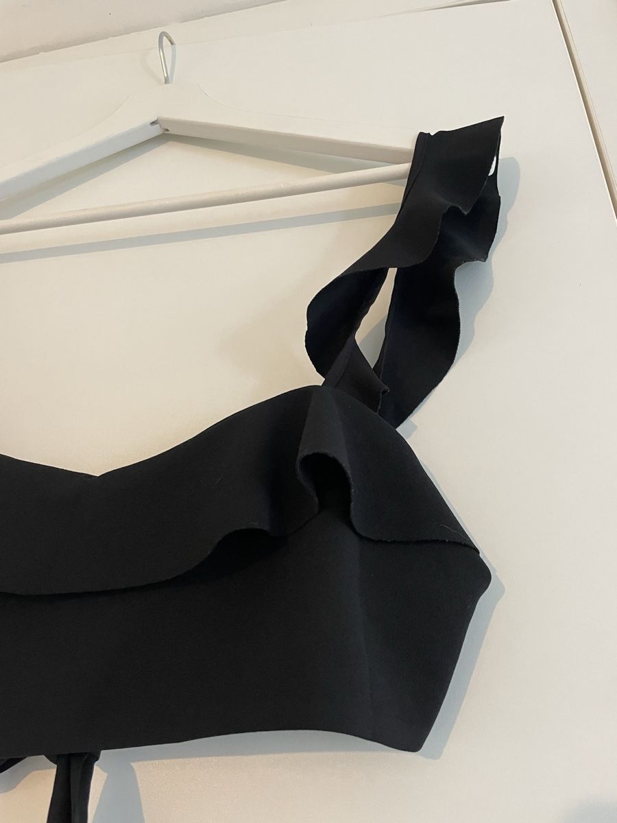 Zara Top: Black crop top – Nuovo (secondo la descrizione) da Roche VD venduto da closetcleanse 1