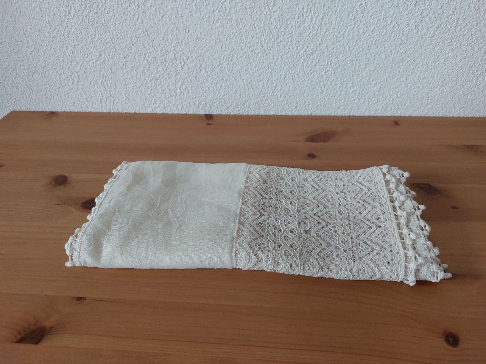 Foulards, Tücher & Schals: Weißer Schal mit Rüschen  – Gebraucht aus Effingen von roe_7mb7 1