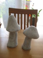 2 unterschiedlich hohe Stein Pilze