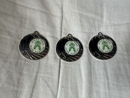 3 gleiche silberne Medaillen 