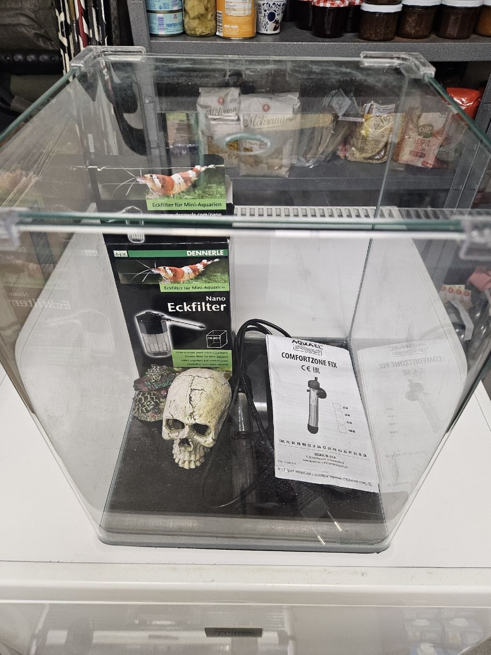 Aquarium: Dennerle nano Cube 20L mit Filter, Heizstab, Lampe usw. – Gebraucht aus Brüttisellen von Thebananaboom