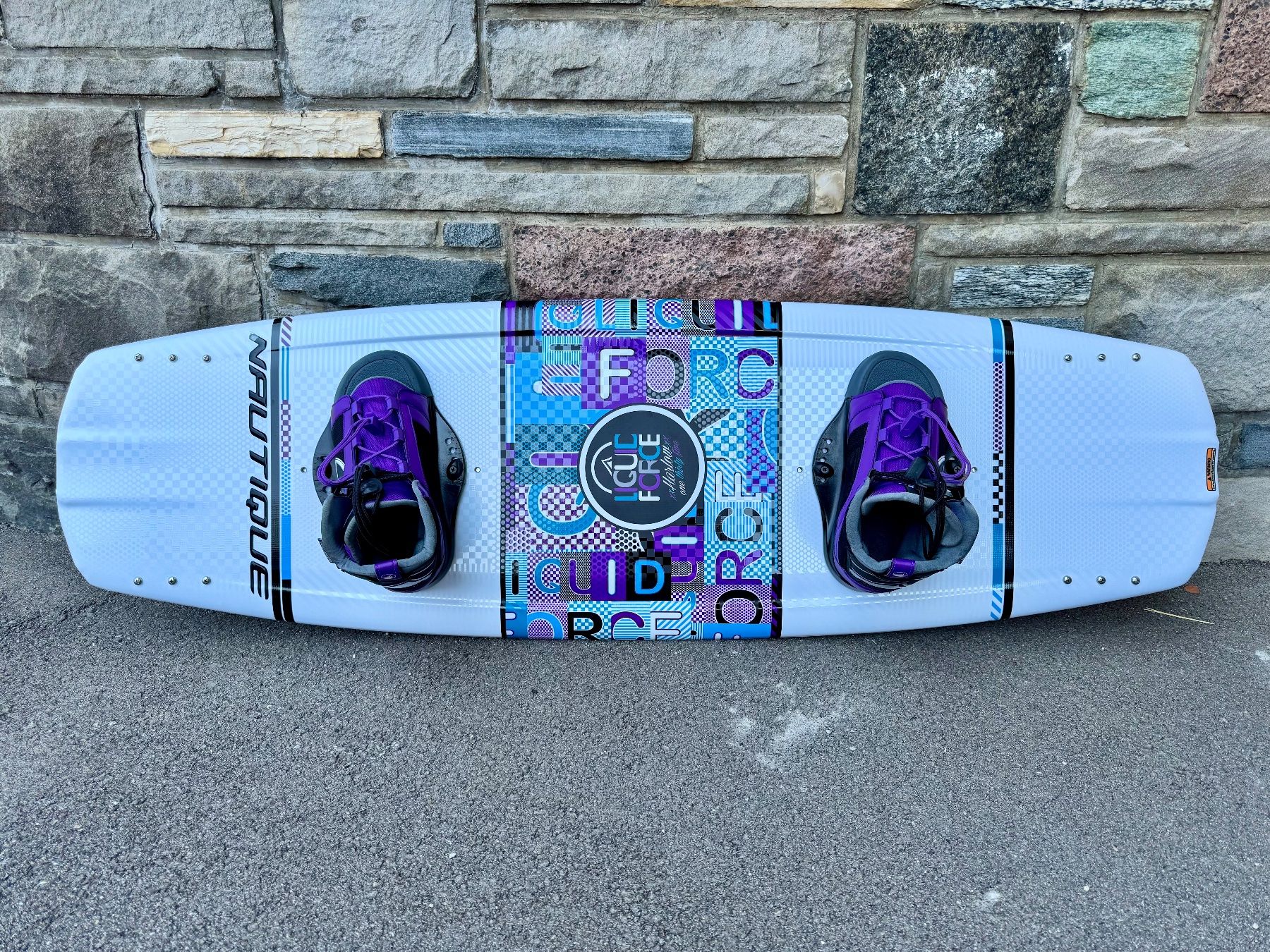 Surfboards & Schwimmbrette: Wakeboard Liquid Force 135.3 cm mit Bindung – Gebraucht aus Gommiswald von Aloha.Spirit