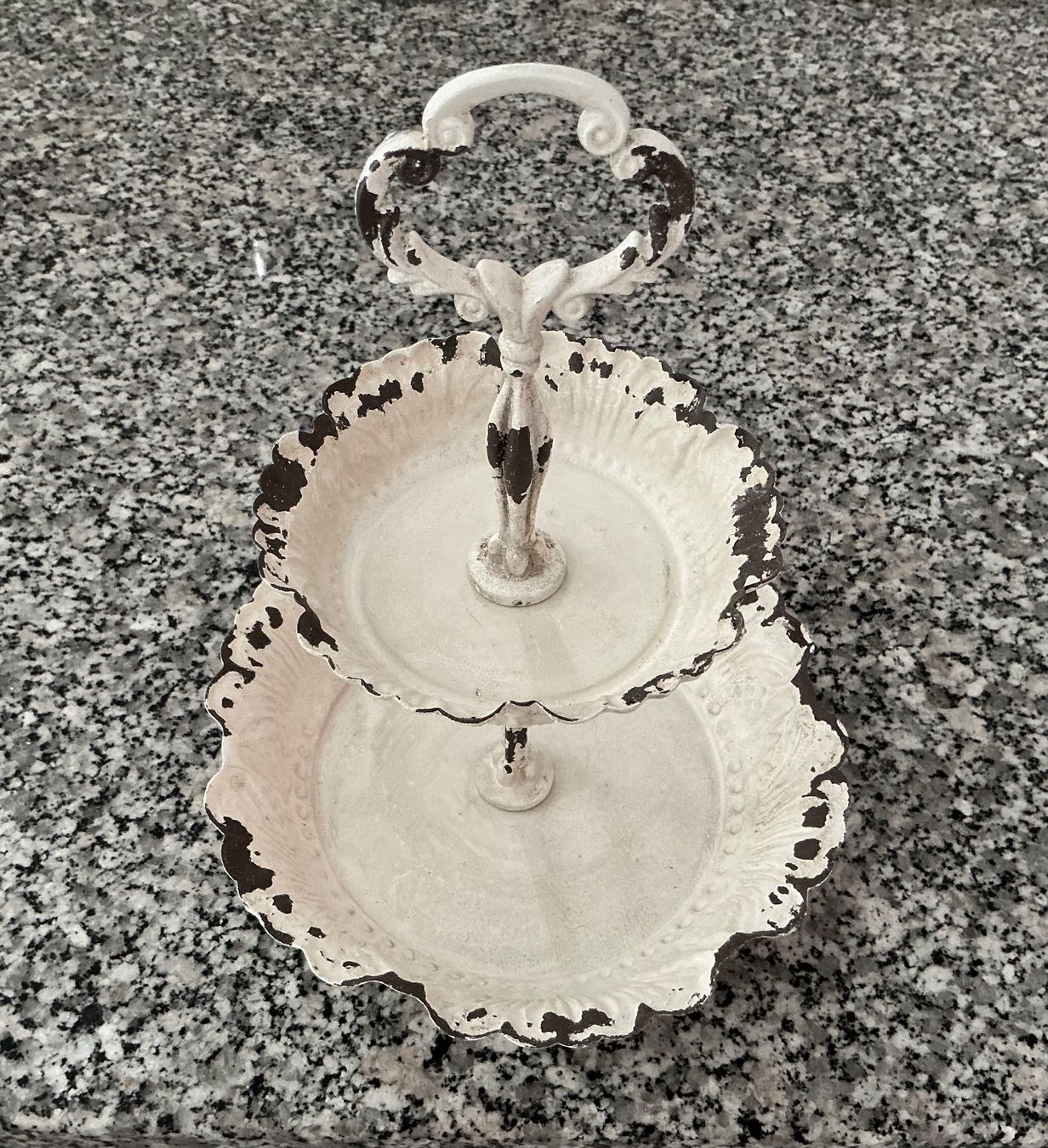 Tutte le decorazioni: ÄLTERE SHABBY ETAGÈRE – Usato da Zell LU venduto da Silvermemory