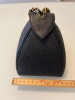 Elegante Handtasche, schwarz mit goldener Kette