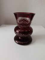 Wunderschöne kleine Vase aus Rubinglas mit Gravur - Vintage 