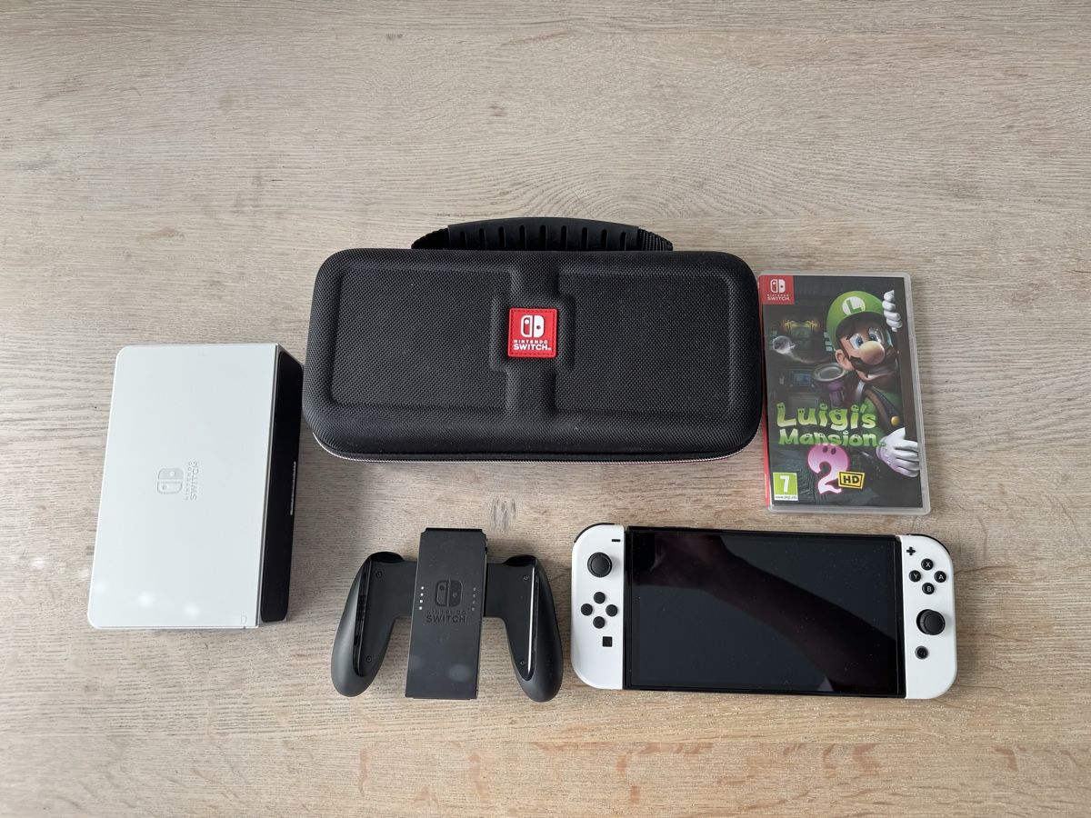 Nintendo Console: Nintendo Switch Oled Weiss mit Zubehör – Usato da Steinen venduto da SecondHandDream