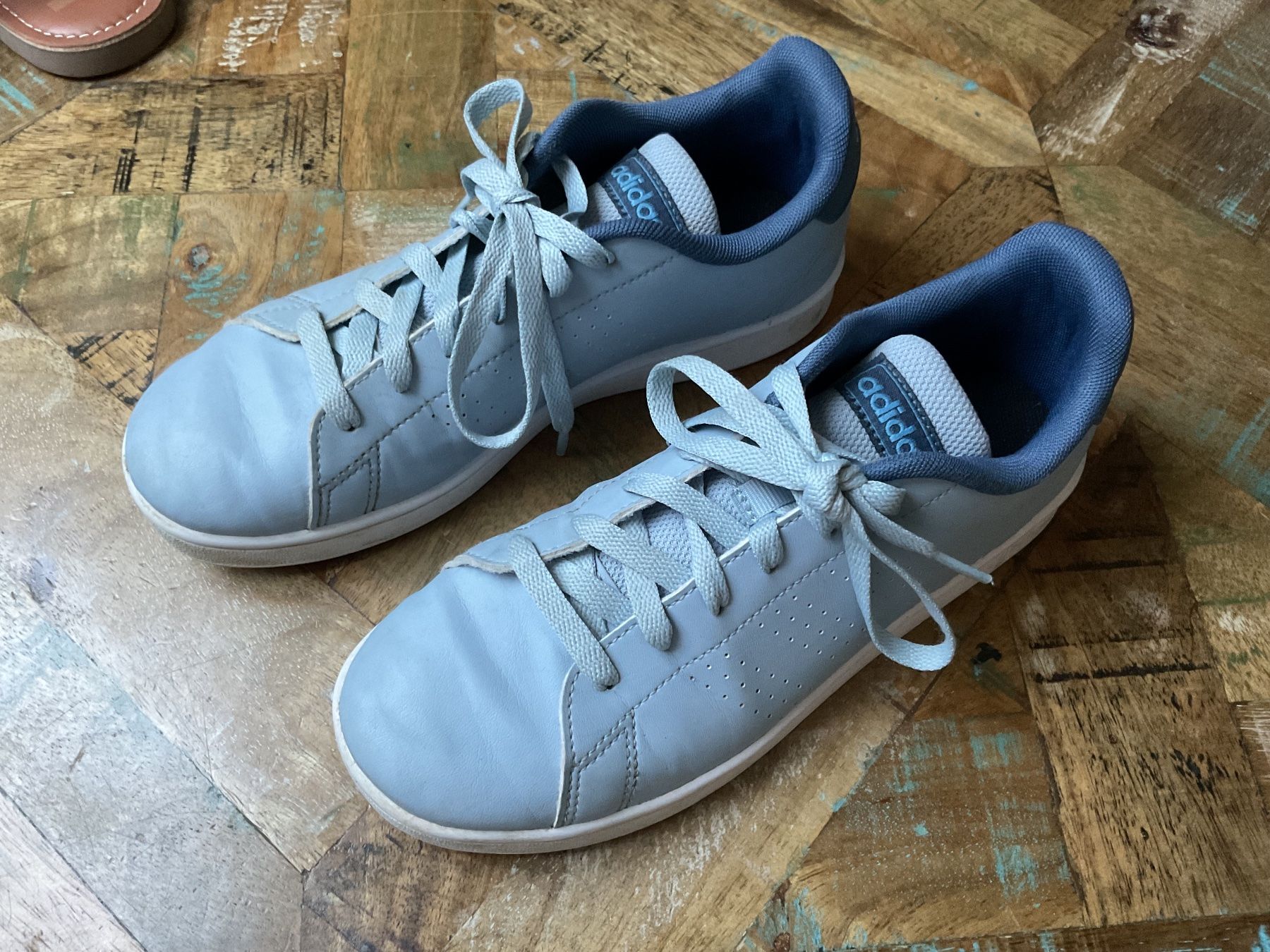 Adidas Chaussures filles: Adidas Sneakers hellblau Gr.36,5 – D'occasion à Bachenbülach par Sybeco