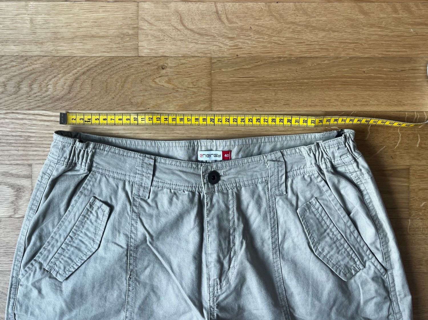 Pantaloni: Pantalon cargo taille basse – Usato da La Tour-de-Trême venduto da lol_85kj 1