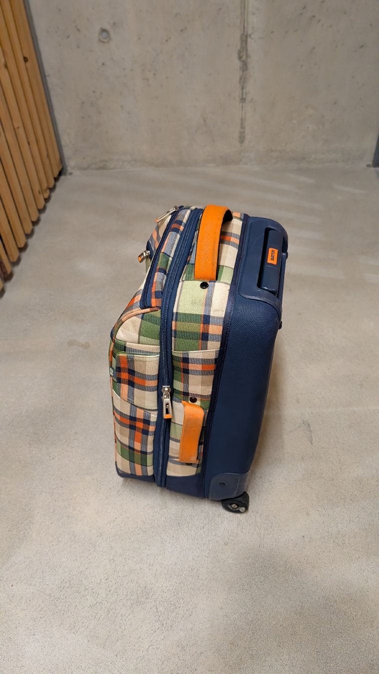 Burton Reisekoffer: Burton Rolling Suitcase checked fabric used condition – Gebraucht aus Horgen von Robjohnch 1