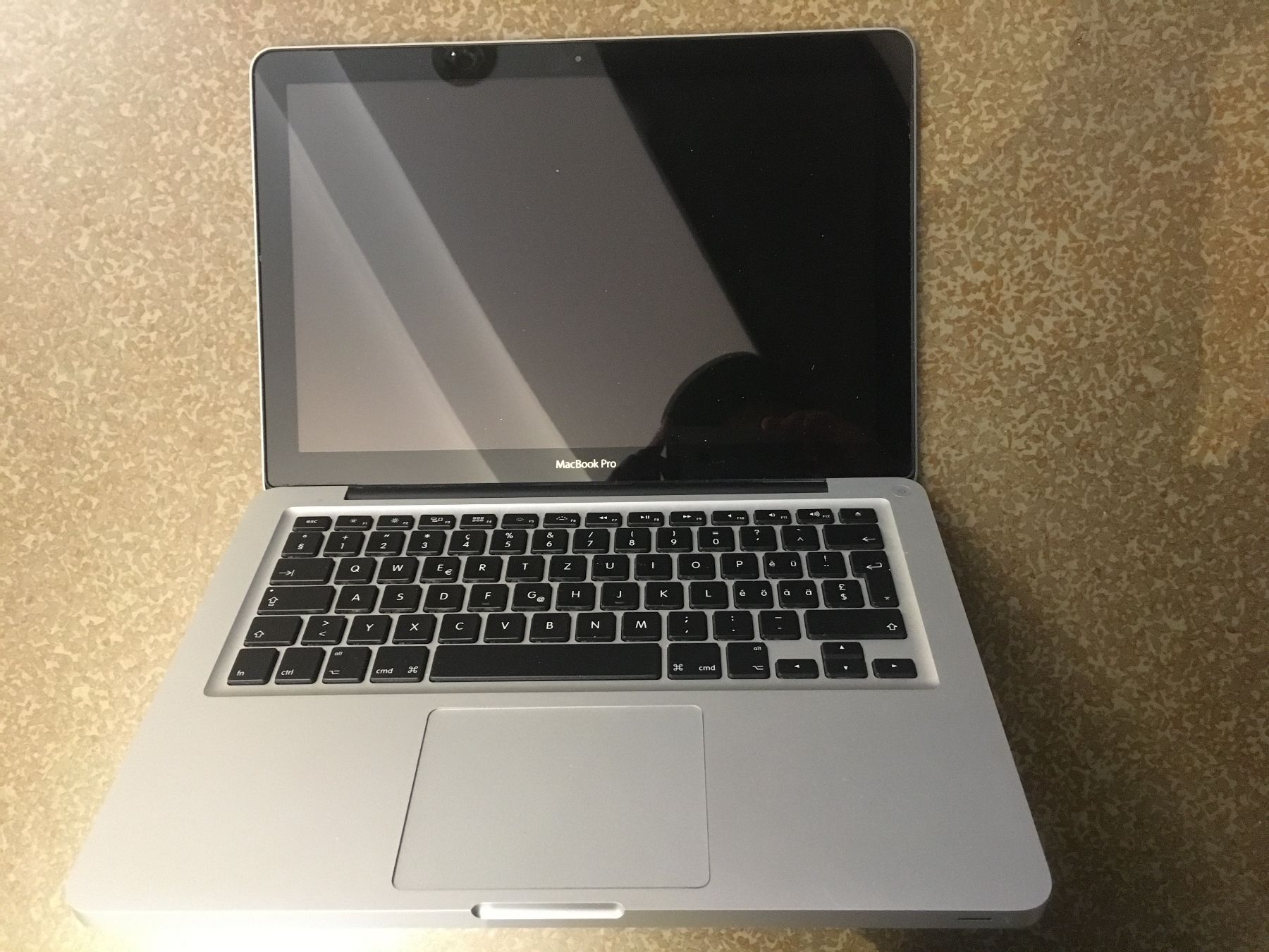 Apple Notebook: Apple MacBook Pro Gehäuse DEFEKT – Usato da Flawil venduto da rcnkr