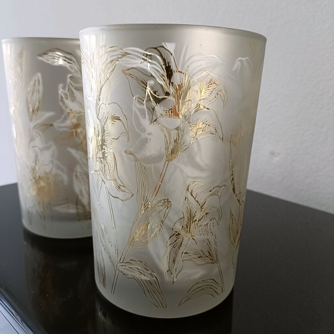 Portacandele: 2 Windlichter, matt, gold, Lilien, neuwertig – Usato da Attelwil venduto da mike2882 1