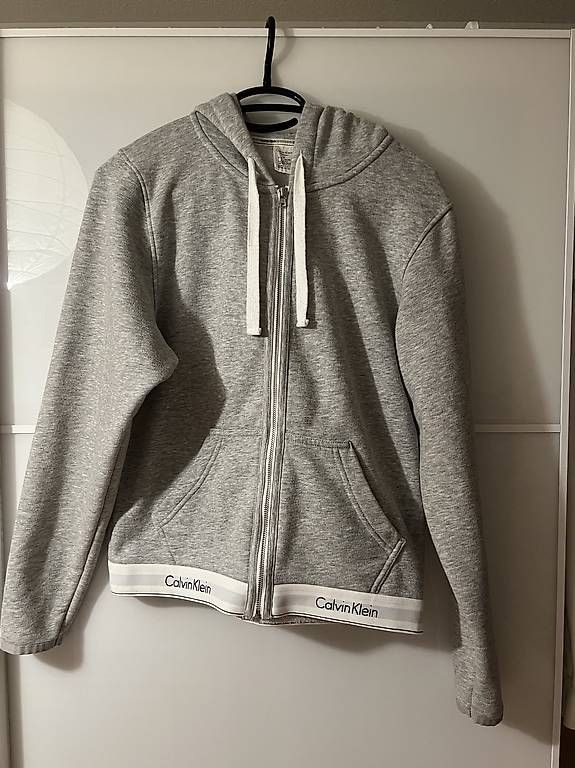 Jacken: Calvin Klein Trainer Jacke grau Grösse M – Gebraucht aus Hochdorf von lor_dk57