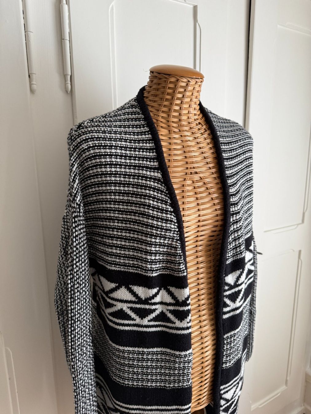 Giacche: AMISU - Strickjacke schwarz-weiss gemustert XS – Usato da Zürich venduto da Diazaio 1