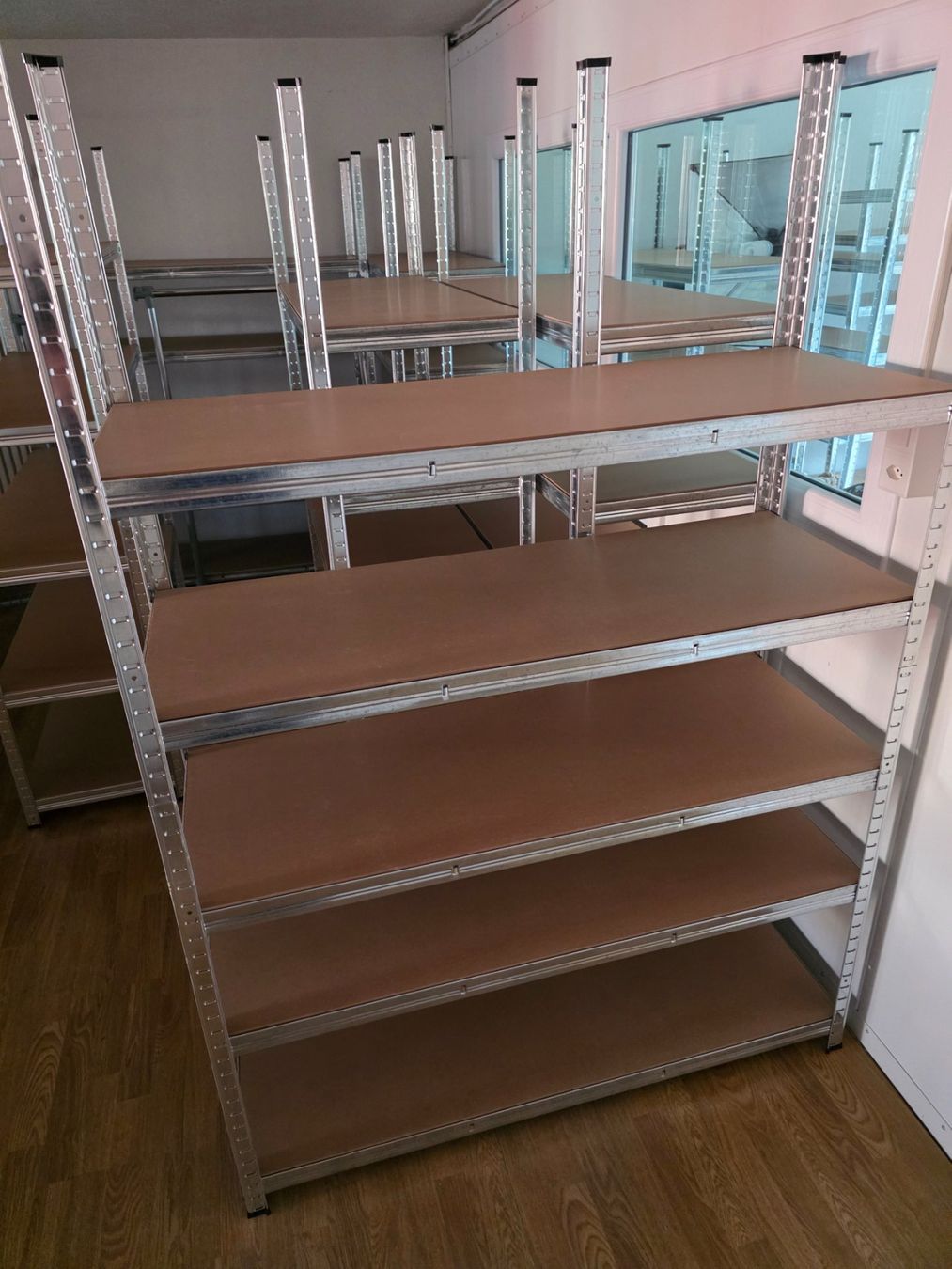 Scaffali: 24 Etagères neuves – Usato da Bevaix venduto da Tuckers 1
