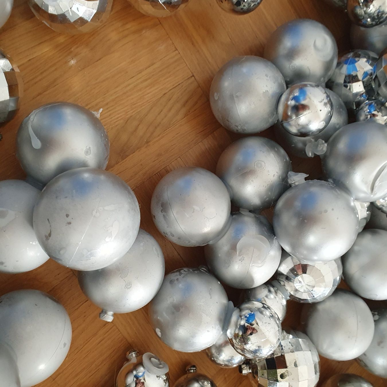 Tutte le decorazioni: Boules de Noël argentés – Difettoso da Prilly venduto da RoDyRe 1